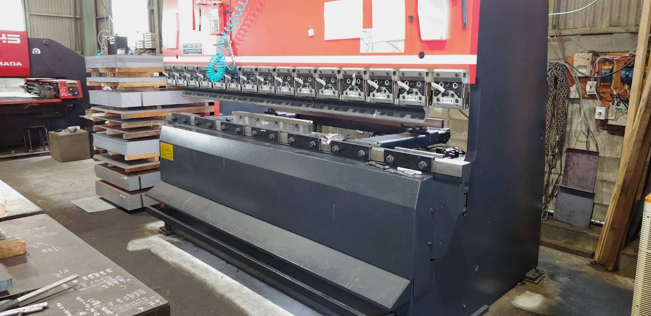 プレス曲げ機 (アマダRG-125)